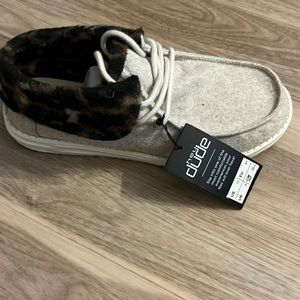 Women’s size 10 hey dudes